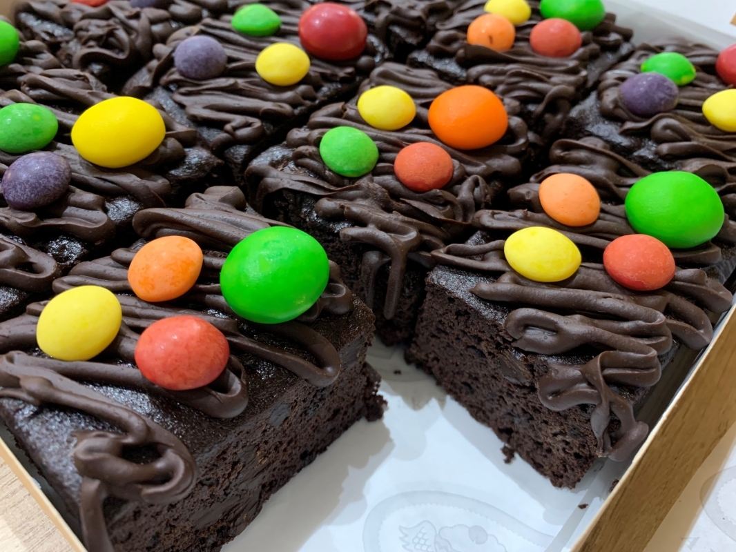 allergy-friendly-brownies-with-fruit-skittles-january-2024-001.jpg