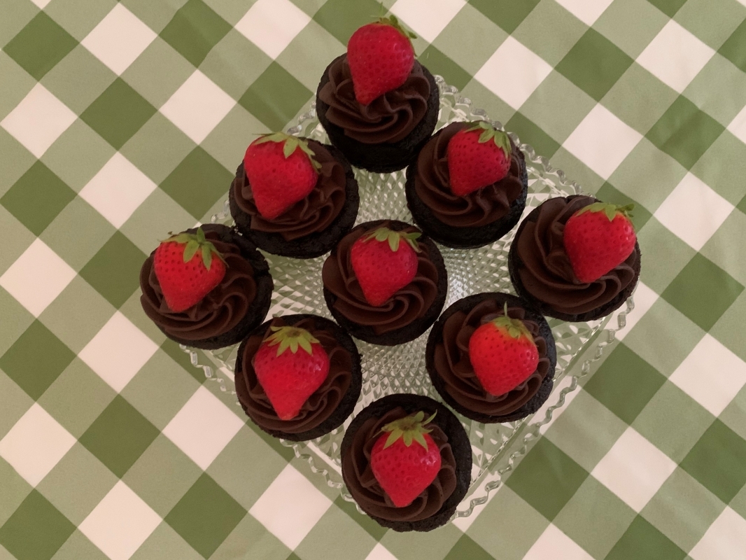 allergy-friendly-chocolate-mini-cake-with-chocolate-frosting-and-fresh-strawberry-july-2023-2.jpg