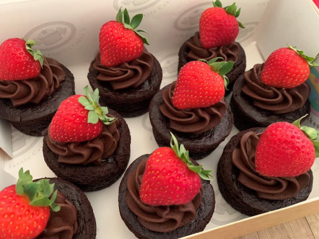 allergy-friendly-chocolate-mini-cakes-with-chocolate-frosting-and-fresh-strawberry-august-2023.jpg