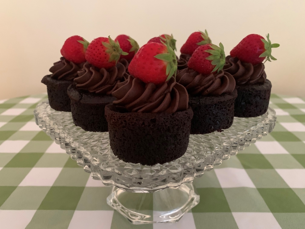 allergy-friendly-chocolate-mini-cakes-with-chocolate-frosting-and-fresh-strawberry-july-2023-001.jpg