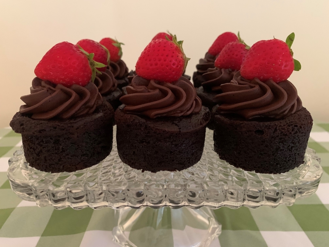 allergy-friendly-chocolate-mini-cakes-with-chocolate-frosting-and-fresh-strawberry-july-2023-new-recipe-3.jpg