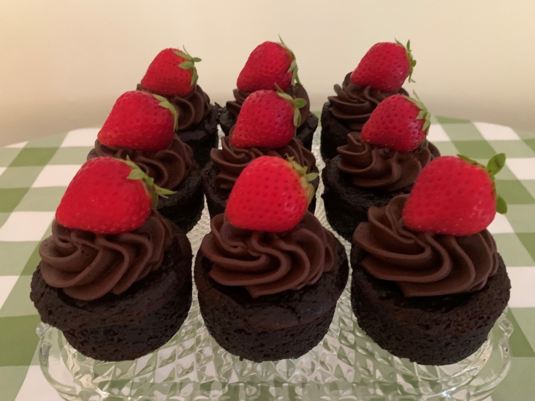 allergy-friendly-chocolate-mini-cakes-with-chocolate-frosting-and-fresh-strawberry-july-2023-new-recipe-4.jpg