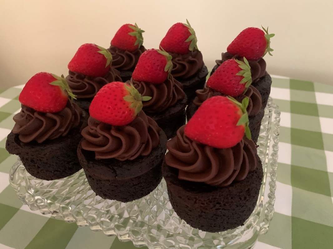 allergy-friendly-chocolate-mini-cakes-with-chocolate-frosting-and-fresh-strawberry-july-2023-new-recipe-5.jpg