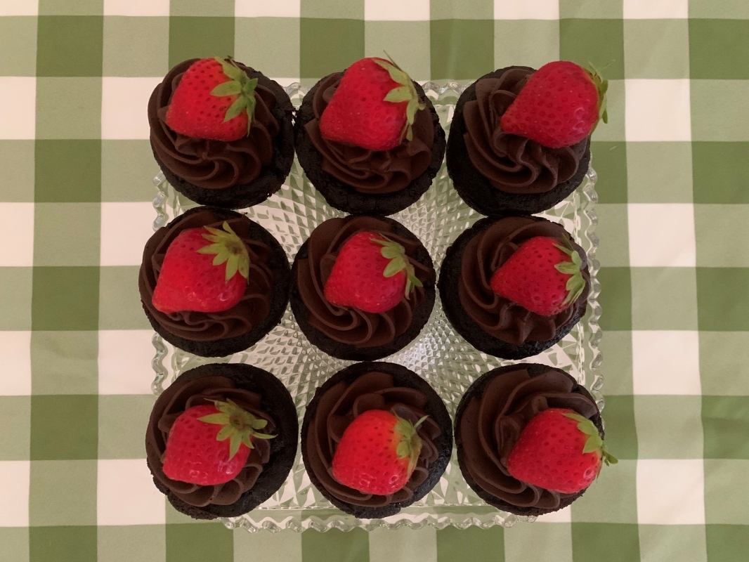 allergy-friendly-chocolate-mini-cakes-with-chocolate-frosting-and-fresh-strawberry-july-2023-new-recipe-6.jpg