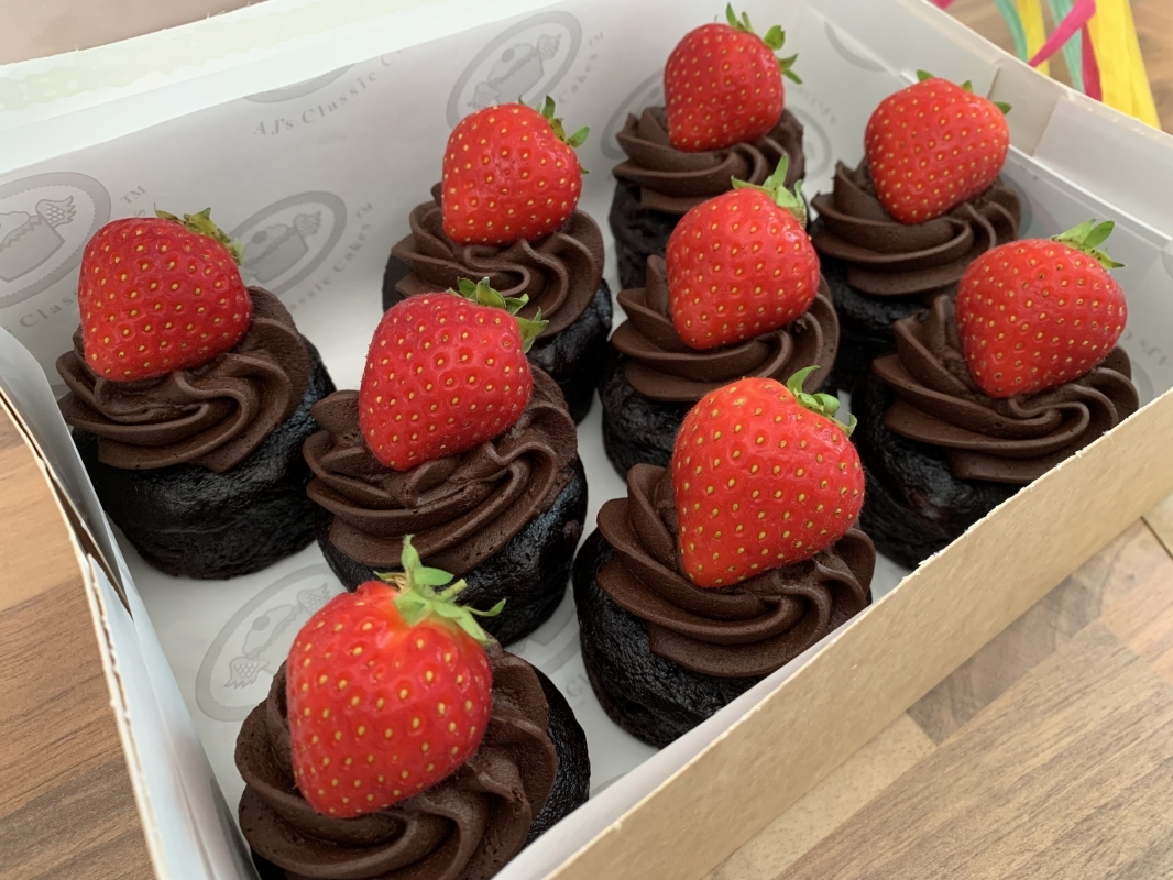allergy-friendly-chocolate-mini-cakes-with-chocolate-frosting-and-strawberry-august-2024-2.jpg