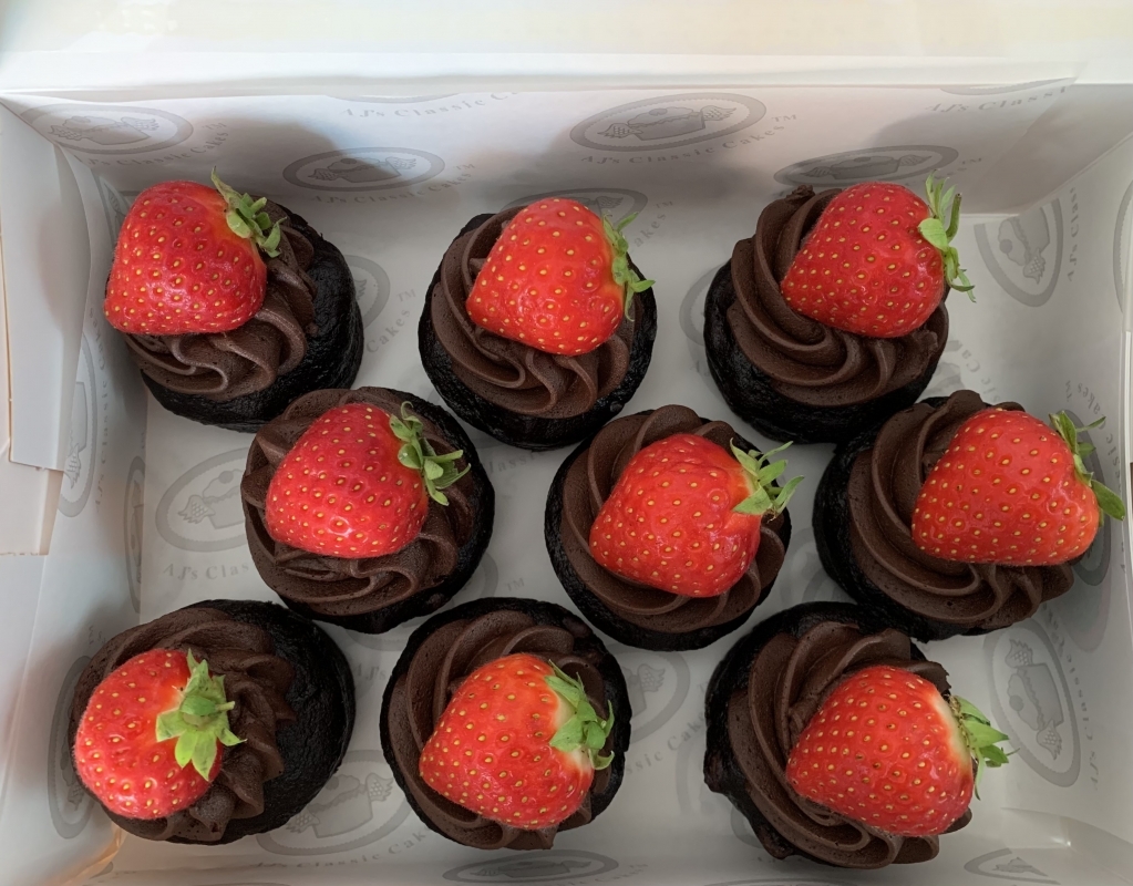allergy-friendly-chocolate-mini-cakes-with-chocolate-frosting-and-strawberry-august-2024-4-001.jpg