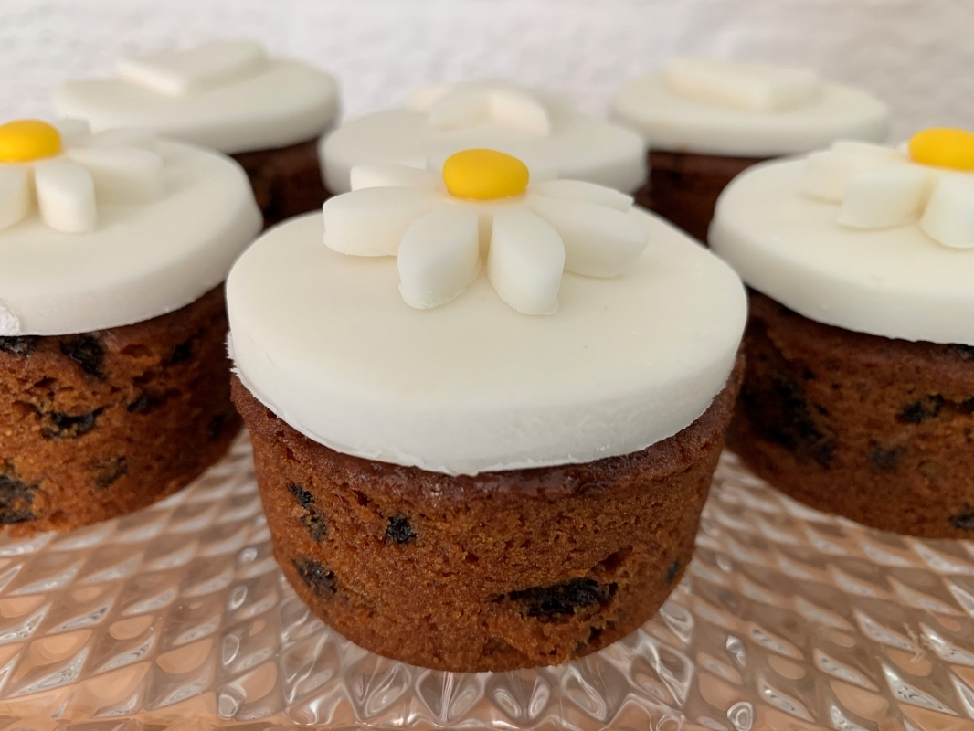 allergy-friendly-mini-fruit-cakes-with-daisy-decoration-september-2023-4.jpg