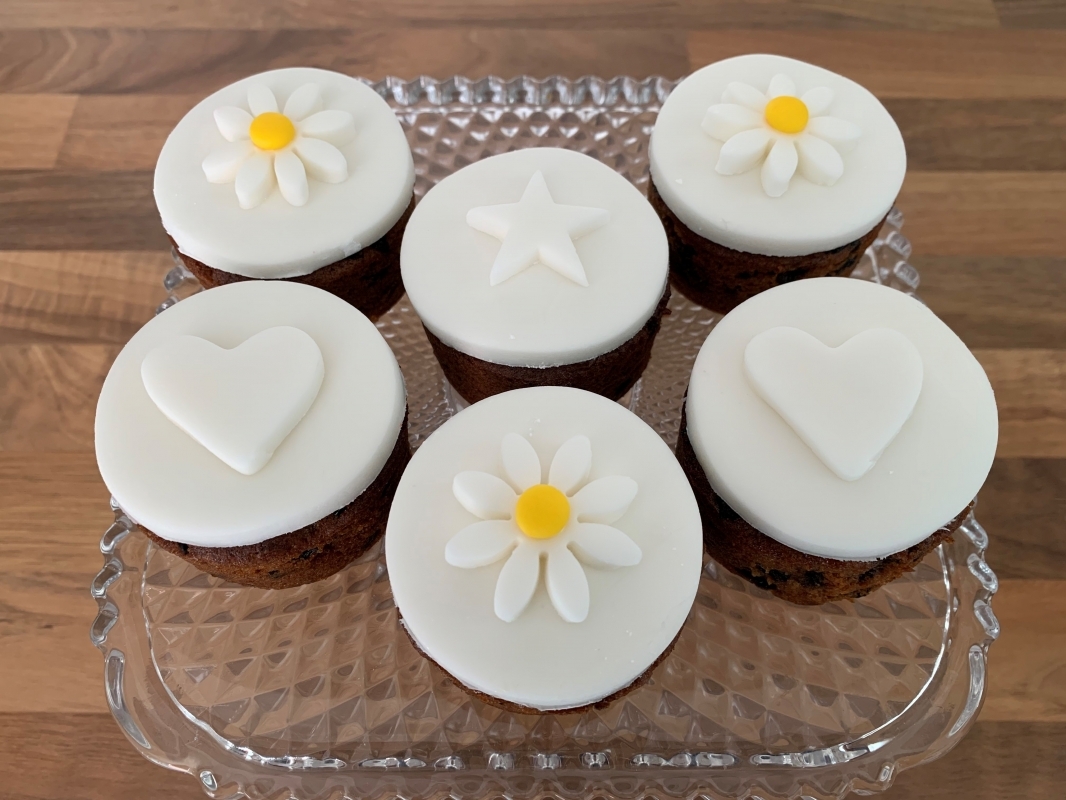 allergy-friendly-mini-fruit-cakes-with-fondant-iced-decorations-september-2023-3.jpg