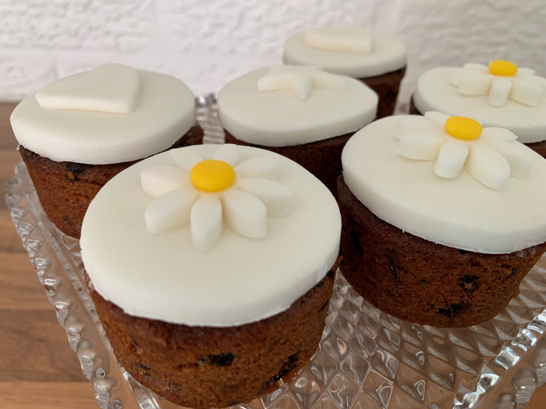 allergy-friendly-mini-fruit-cakes-with-fondant-iced-decorations-september-2023-4.jpg