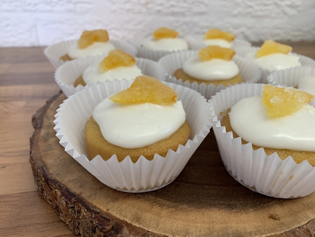 allergy-friendly-orange-mini-cake-with-orange-icing-and-candied-orange-segment-august-2025-new-5.jpeg