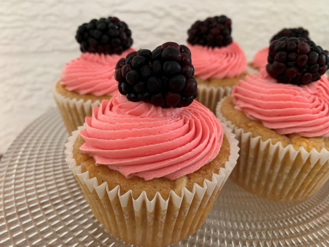 apple-blackberry-cupcakes-with-blackberry-frosting-and-fresh-blackberry-vegan-gluten-free-november-2021-2.jpg
