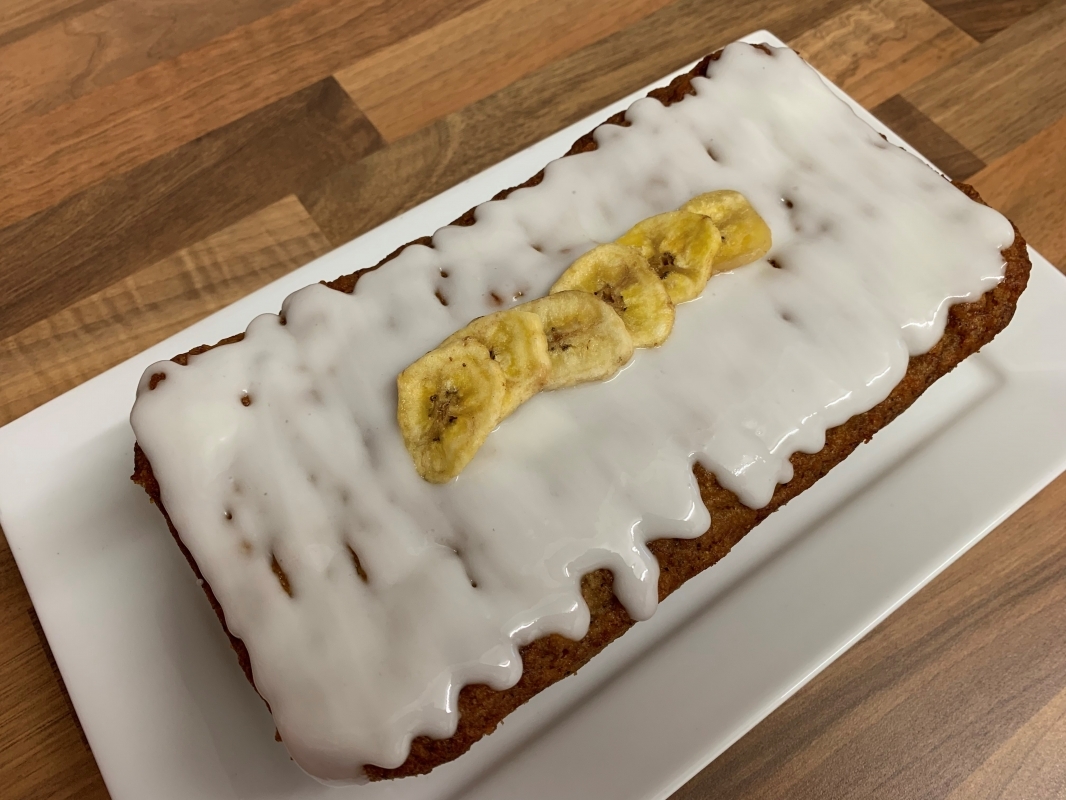 banana-loaf-with-lemon-icing-and-banana-chips-vegan-gluten-free-november-2022.jpg