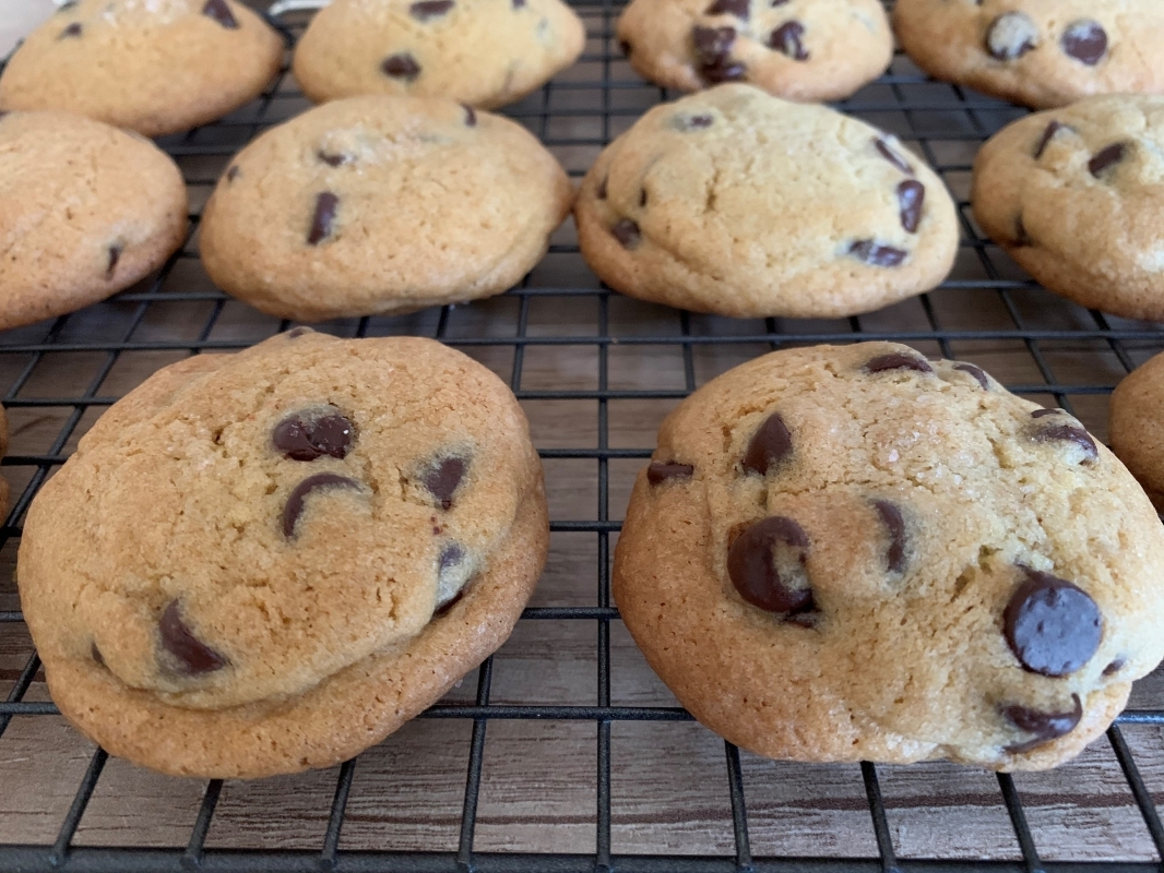 choc-chip-cookies-on-wire-rack-may-2021.jpg