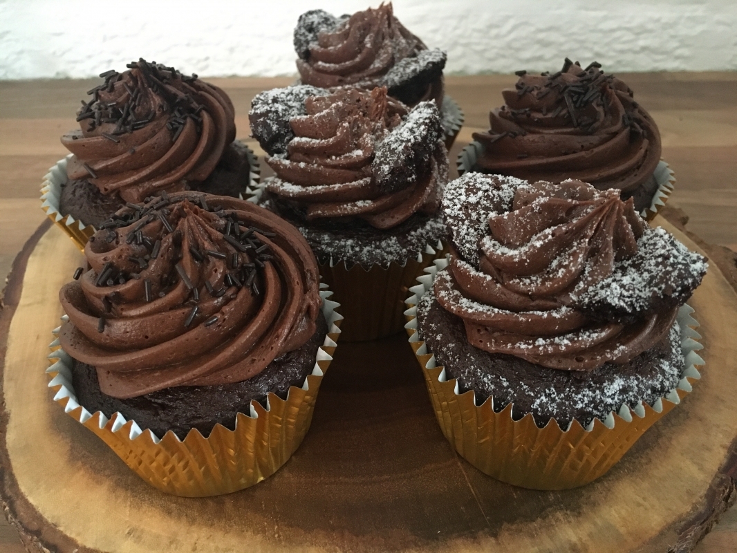 chocolate-cupcake-selection-gluten-free-october-2020-001.jpg