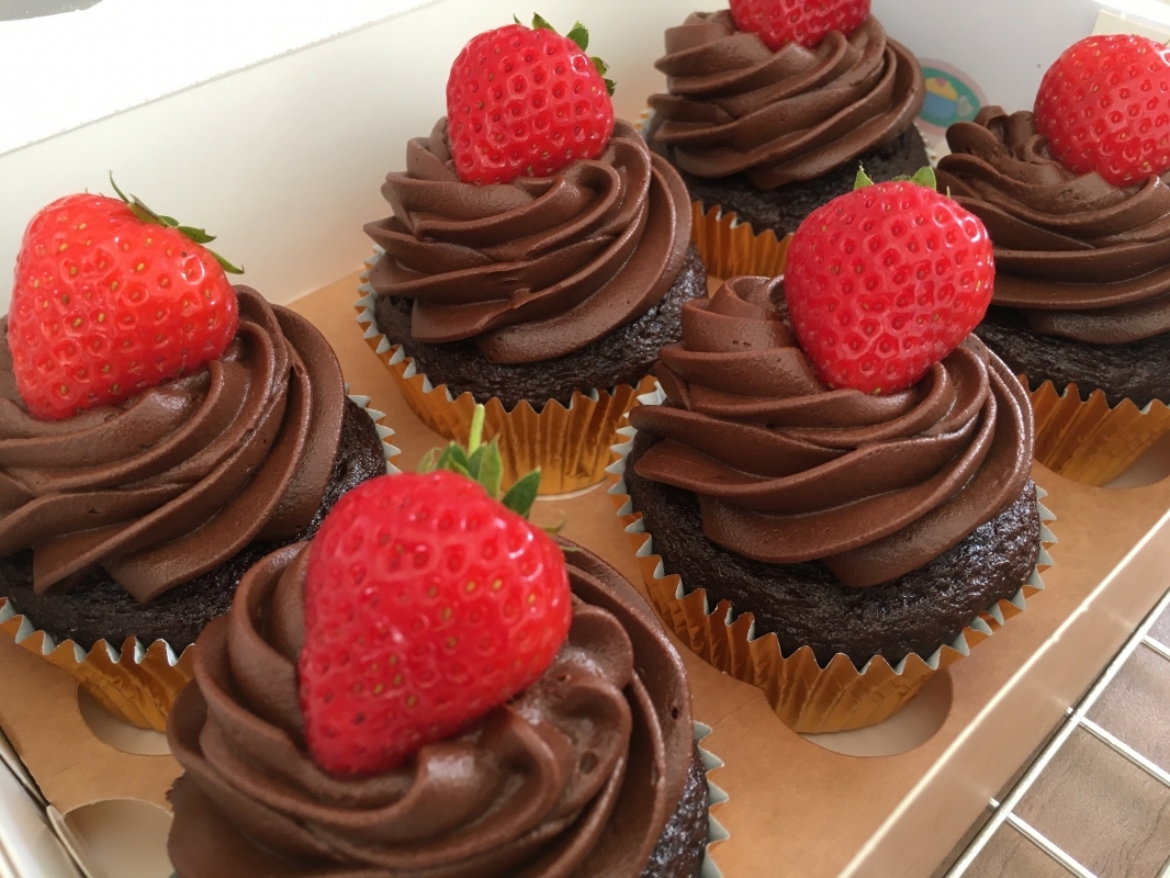 chocolate-cupcakes-with-chocolate-mousse-frosting-and-fresh-strawberry-gluten-free-august-2020-4.jpg