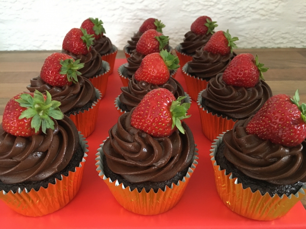 chocolate-cupcakes-with-chocolate-mousse-frosting-and-fresh-strawberry-gluten-free-august-2020.jpg