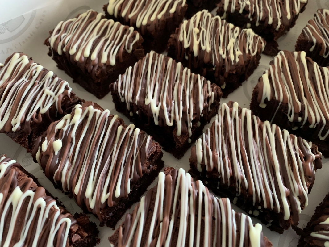 chocolate-fudge-brownies-with-chocolate-drizzles-december-2021-4.jpg