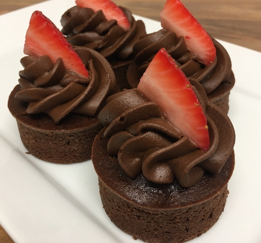 chocolate-mini-cakes-with-chocolate-ganache-and-strawberry-decoration-february-2021-2-.jpg