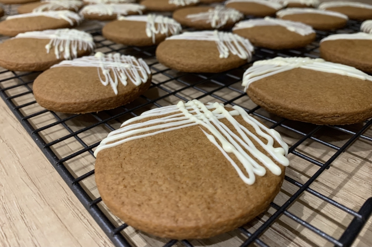 gingernut-biscuits-on-wire-rack-14-november-2024-001.jpg