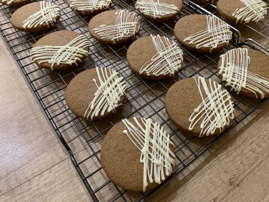 gingernut-biscuits-on-wire-rack-14-november-2024-2.jpg