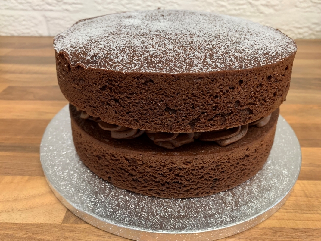 gluten-free-chocolate-cake-with-buttercream-in-the-centre-october-2021-001.jpg