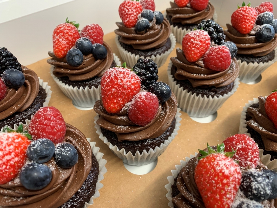 gluten-free-chocolate-cupcakes-with-chocolate-buttercream-and-fresh-berries-decoration-may-2021.jpg