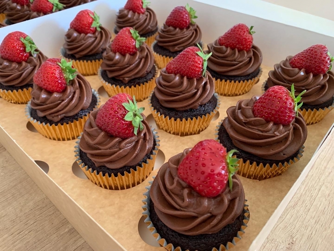 gluten-free-chocolate-cupcakes-with-strawberry-july-2022-2.jpg