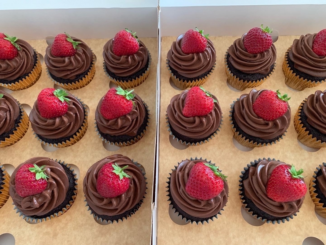 gluten-free-chocolate-cupcakes-with-strawberry-july-2022.jpg