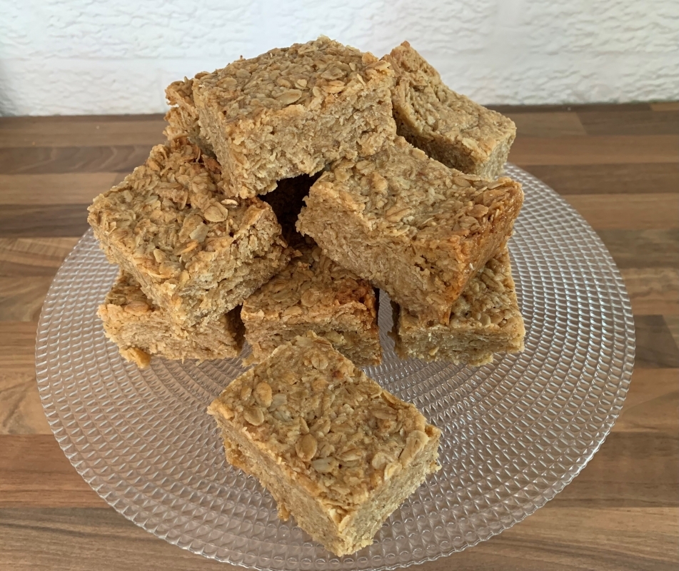 gluten-free-lemon-flapjack-bars-september-2022-4-001.jpg