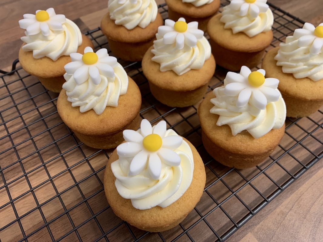 gluten-free-lemon-mini-cake-with-lemon-curd-filling-lemon-curd-buttercream-and-fondant-iced-daisy-decoration-may-2025-5.jpeg