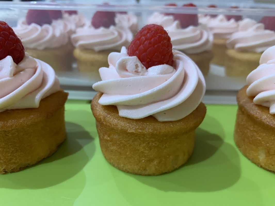 gluten-free-lemon-mini-cakes-with-raspberry-frosting-and-fresh-raspberry-decoration-february-2025-2.jpg