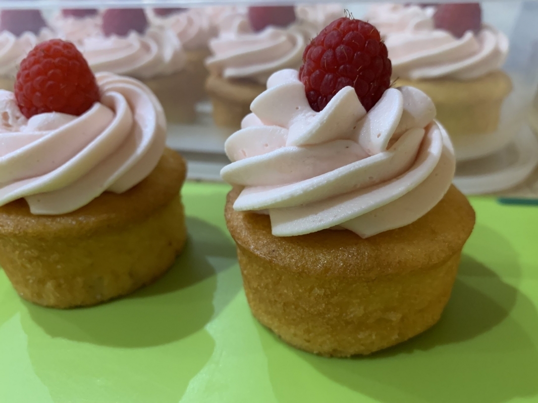 gluten-free-lemon-mini-cakes-with-raspberry-frosting-and-fresh-raspberry-decoration-february-2025-3-001.jpg