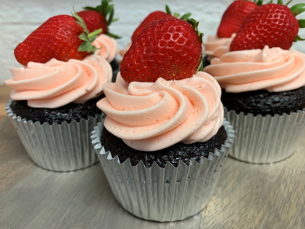 gluten-free-strawberry-chocolate-cupcakes-march-2024-3-001.jpg