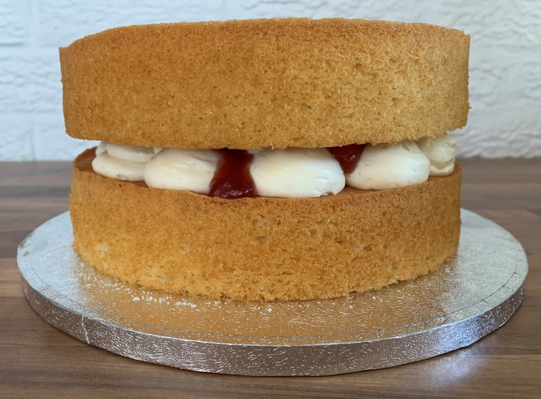 gluten-free-victoria-sponge-cake-with-strawberry-conserve-2023-001.jpg