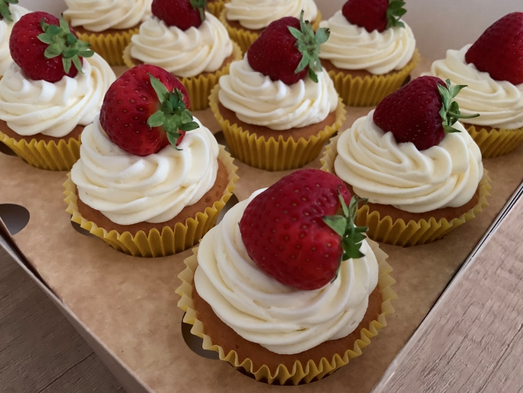 lemon-cupcakes-with-lemon-curd-buttercream-and-fresh-strawberry-july-2023-4.jpg