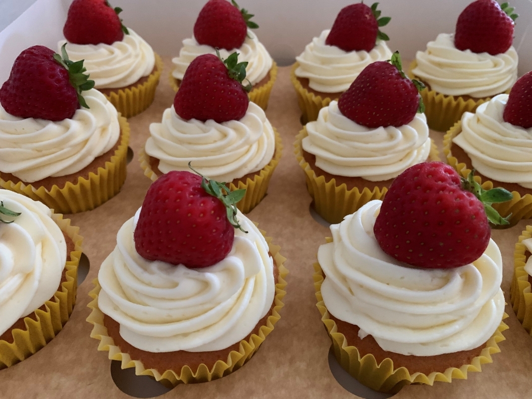 lemon-cupcakes-with-lemon-curd-buttercream-and-fresh-strawberry-july-2023-5-001.jpg