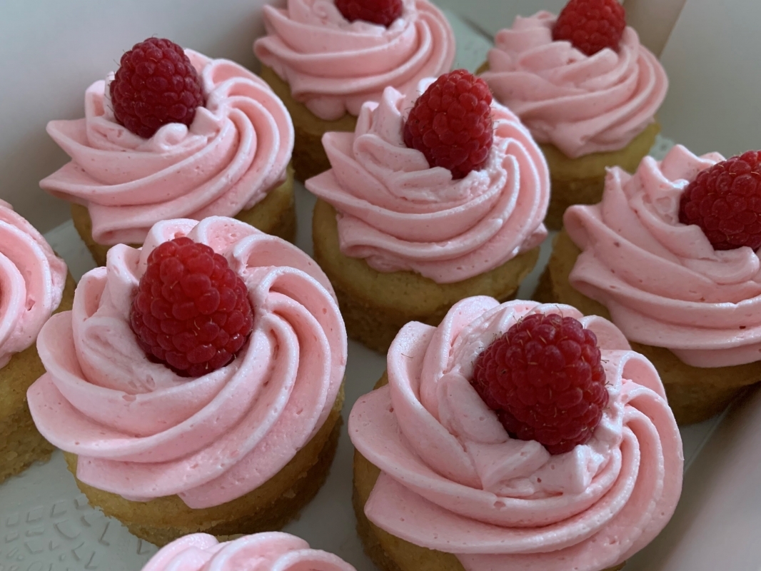 lemon-mini-sponge-cakes-with-raspberry-frosting-in-gift-box-2-june-2021.jpg