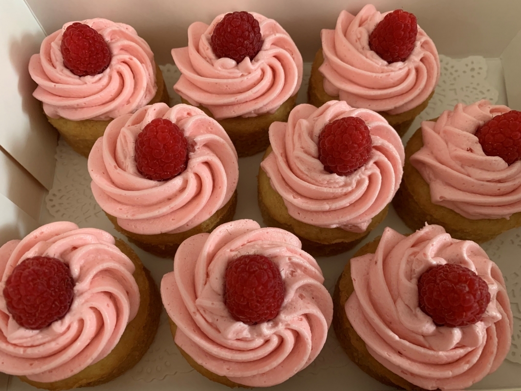 lemon-mini-sponge-cakes-with-raspberry-frosting-in-gift-box-june-2021-001.jpg