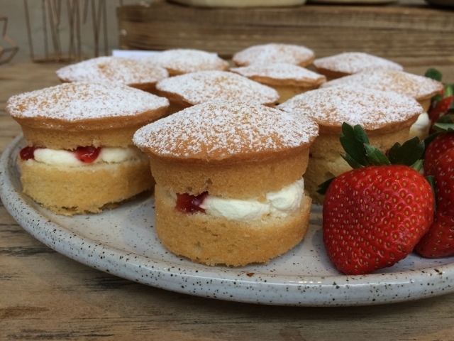 mini-victoria-sponge-cakes-with-fresh-cream-and-strawberry-conserve.jpg