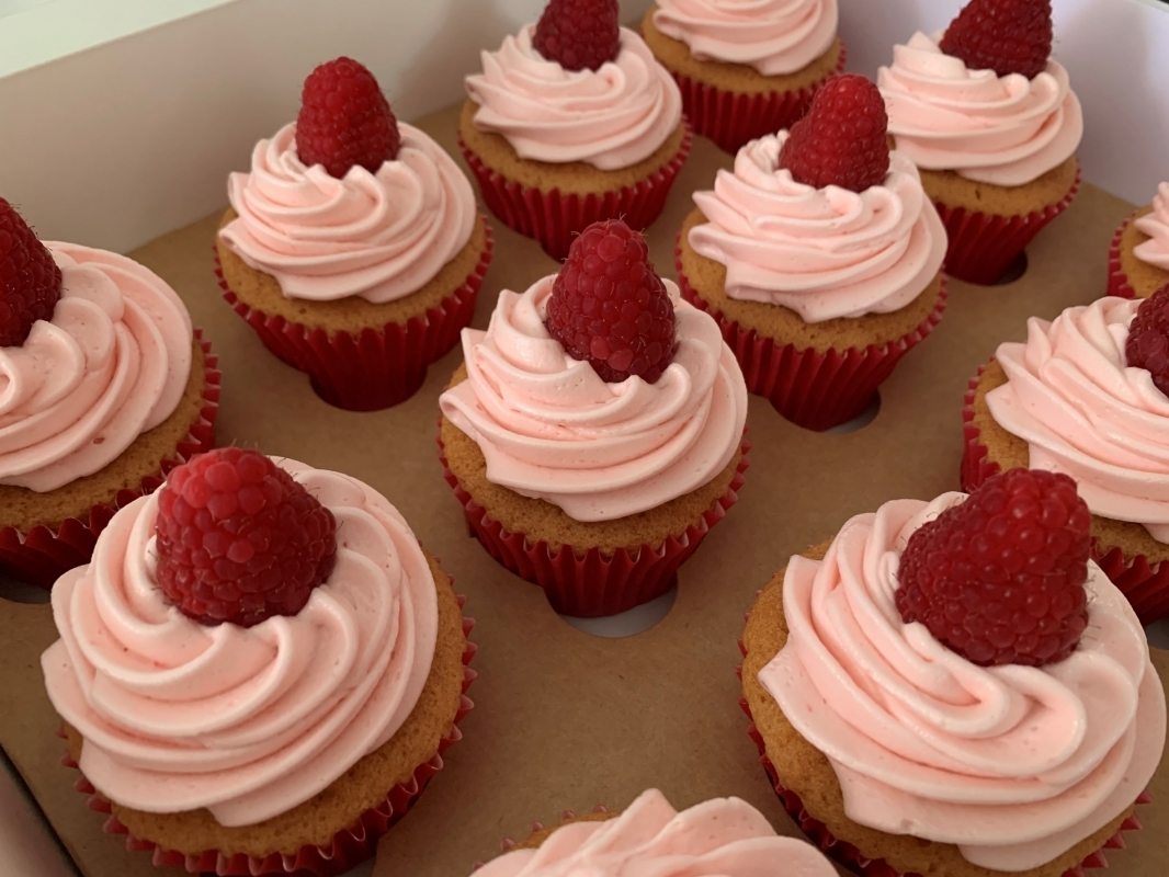 raspberry-cupcakes-in-gift-box-august-2021-2.jpg