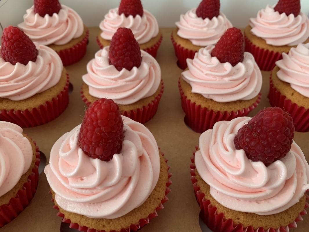 raspberry-cupcakes-in-gift-box-august-2021.jpg