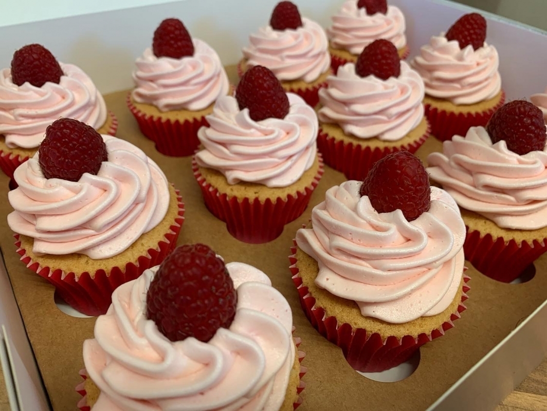 raspberry-cupcakes-in-gift-box-february-2022-4.jpg
