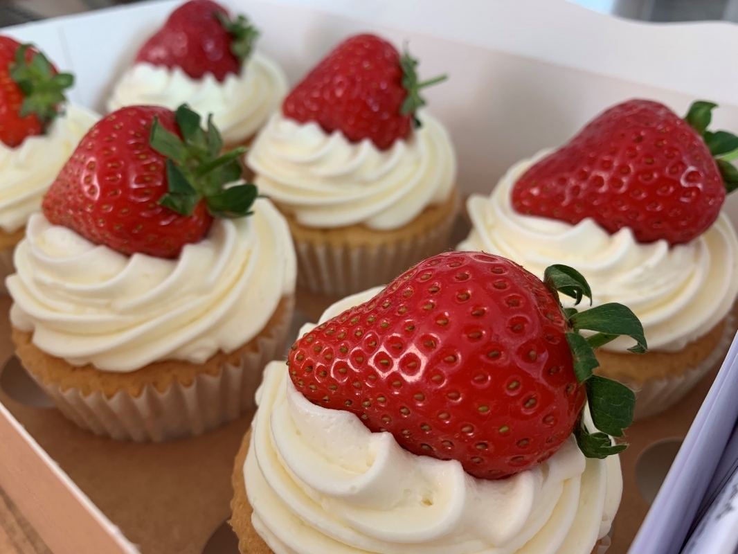 strawberry-cupcakes-in-gift-box-may-2021.jpg