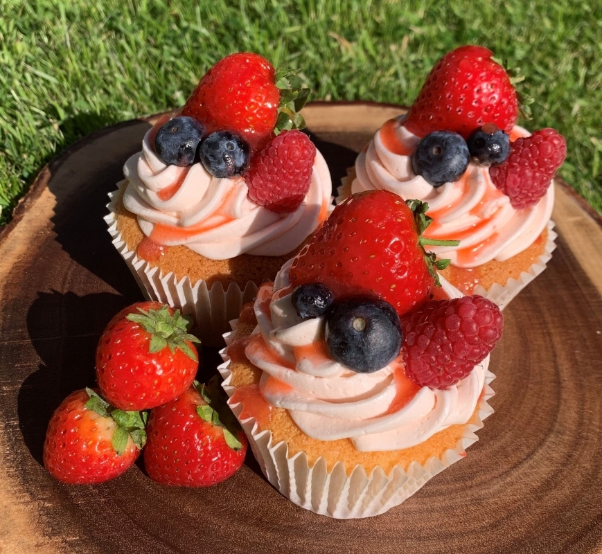 summer-fruit-cupcakes-in-garden-2-.jpg