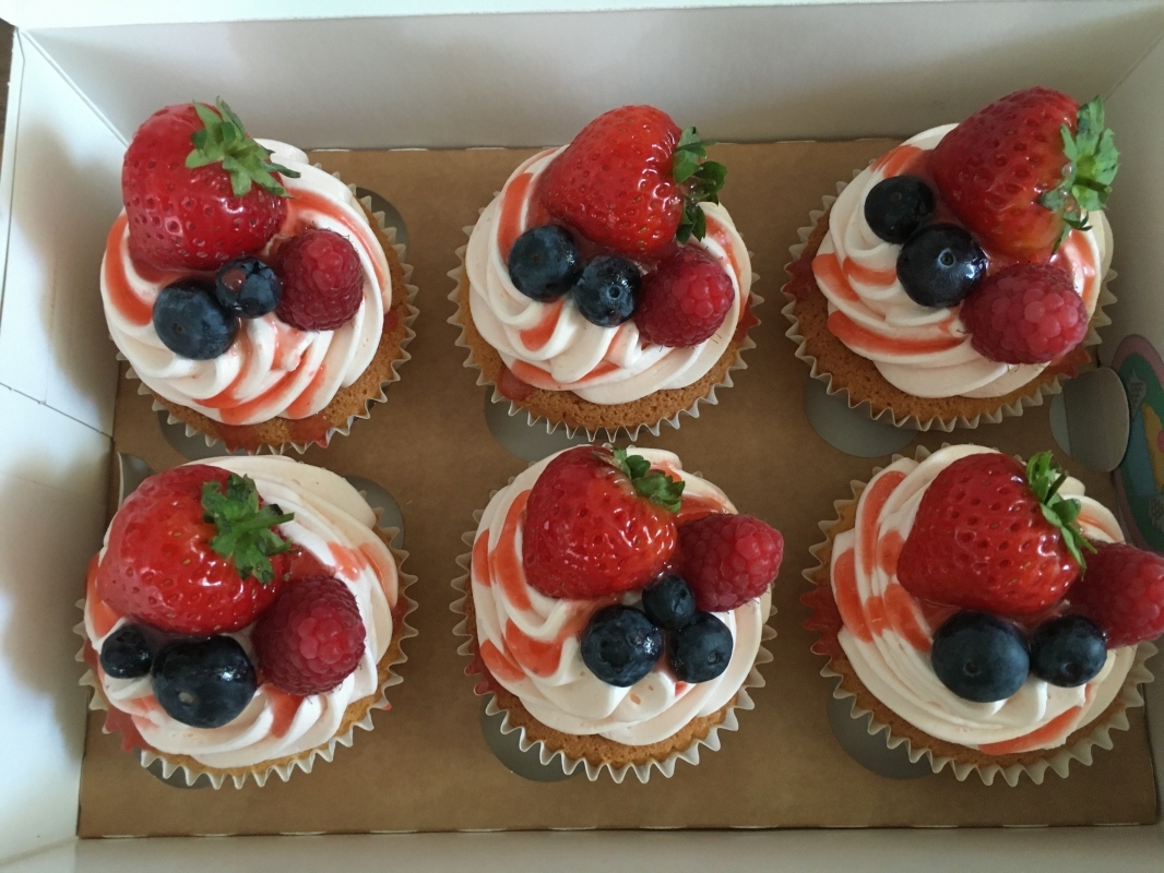 summer-fruit-cupcakes-in-gift-box-3.jpg