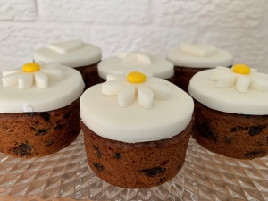 allergy-friendly-mini-fruit-cakes-with-daisy-decoration-september-2023-2-001.jpg