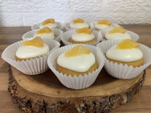 allergy-friendly-orange-mini-cake-with-orange-icing-and-candied-orange-segment-august-2025-new-3-001.jpeg