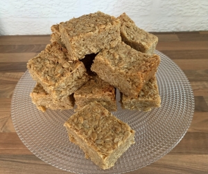 gluten-free-lemon-flapjack-bars-september-2022-4-001.jpg