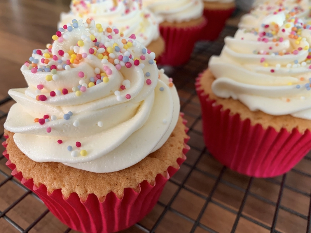 vanilla-cupcakes-with-100s-and-1000s-june-2021-4.jpg