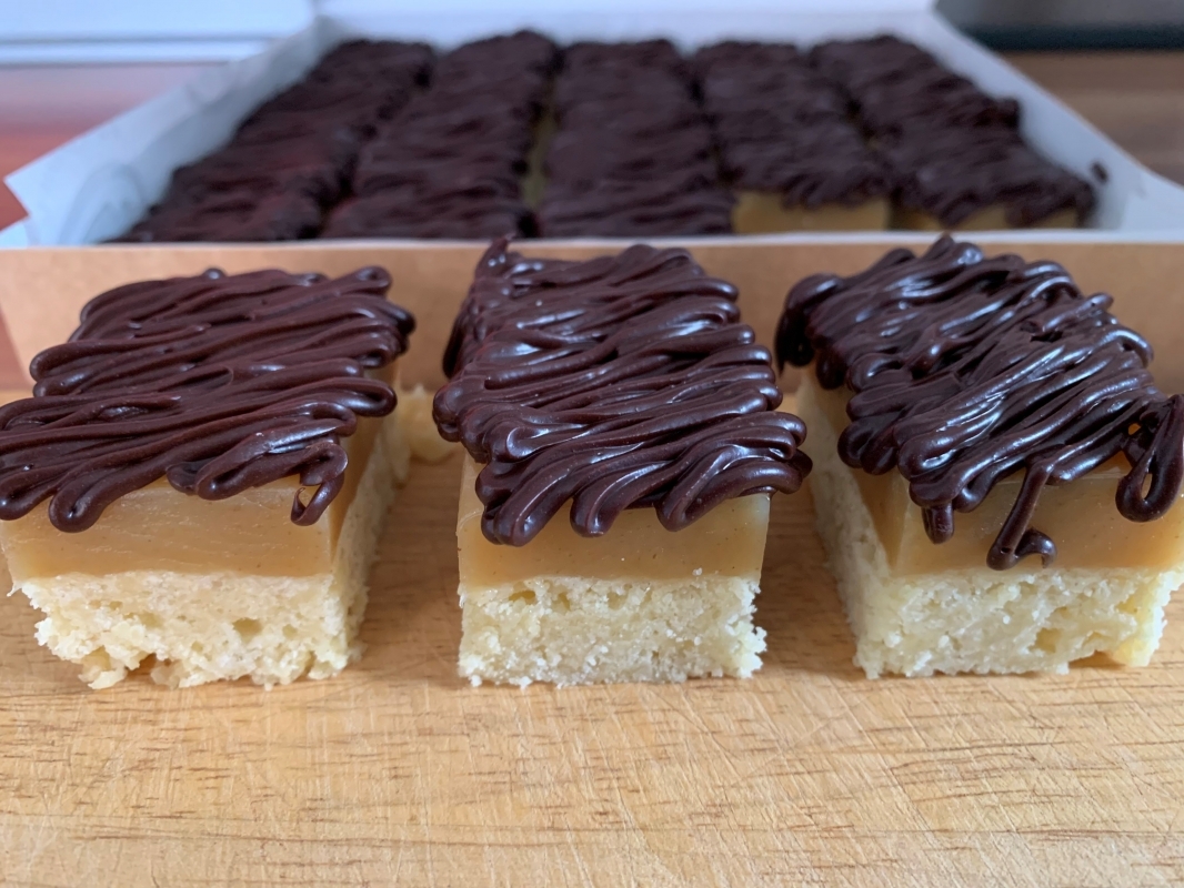 vegan-gluten-free-salted-caramel-millionaires-shortbread-with-drizzles-for-gift-box-march-2023-4-001.jpg
